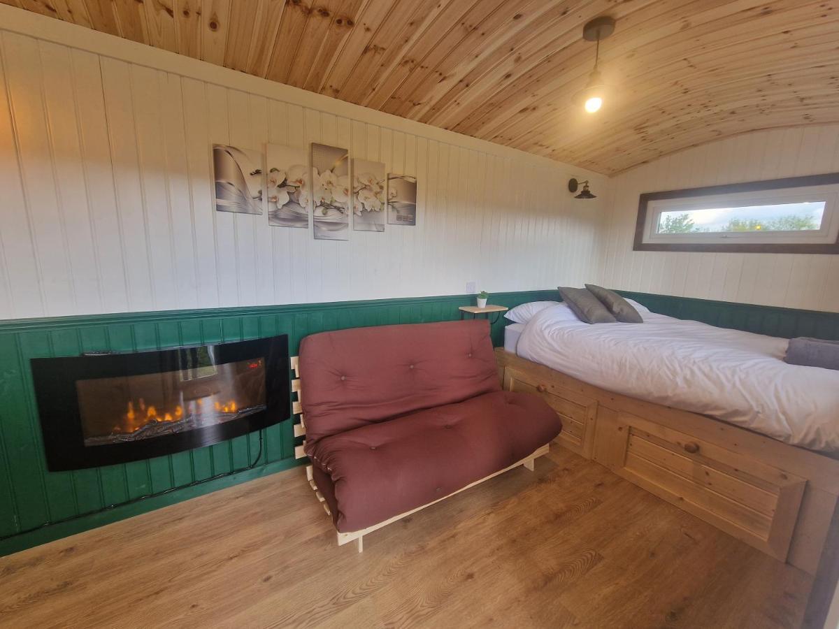 Cwtch Glamping Shepherds Huts Abergavenny Esterno foto