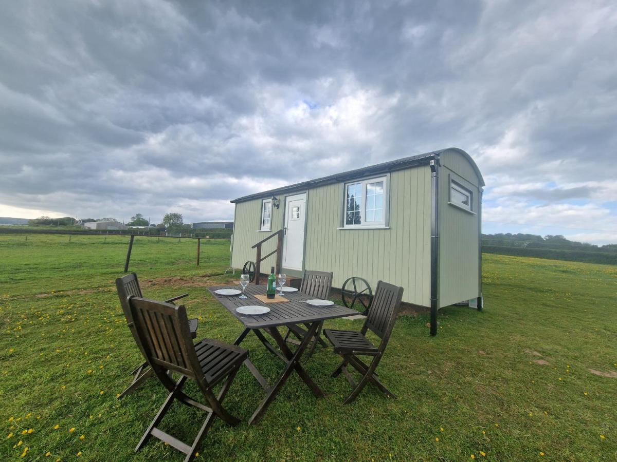 Cwtch Glamping Shepherds Huts Abergavenny Esterno foto