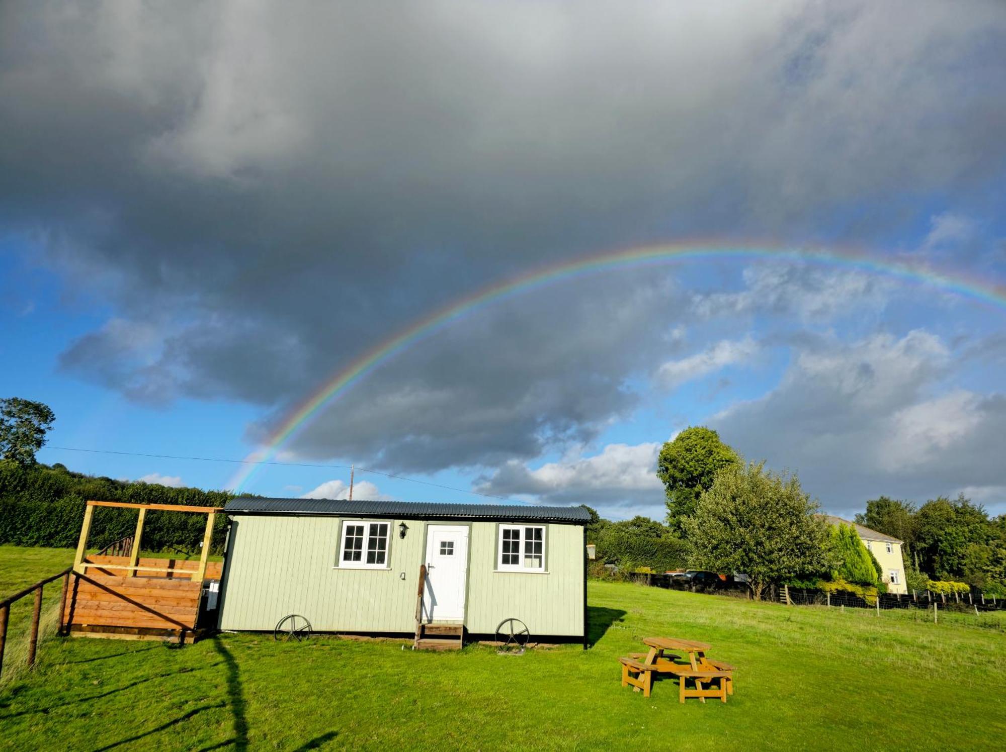 Cwtch Glamping Shepherds Huts Abergavenny Esterno foto